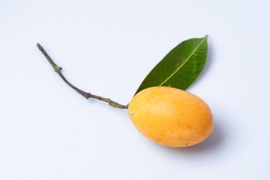 Beyaz arka planda tatlı sarı Marian eriği Thai meyvesi.