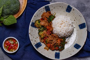 Kızarmış kırmızı biber ezmesiyle domuz kızartması.