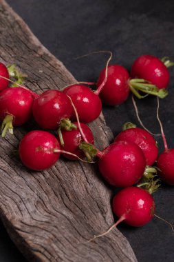 Ahşap zeminde turp kırmızısı. Koyu ton.