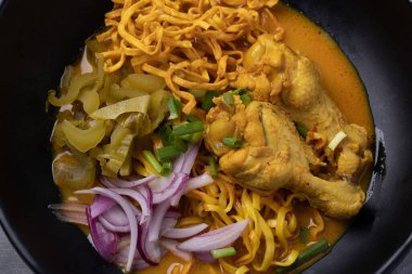Khao Soi Yemek Tarifi, Kuzey Tarzı Körili Erişte Çorbası ve Siyah Tabakta Tavuk..