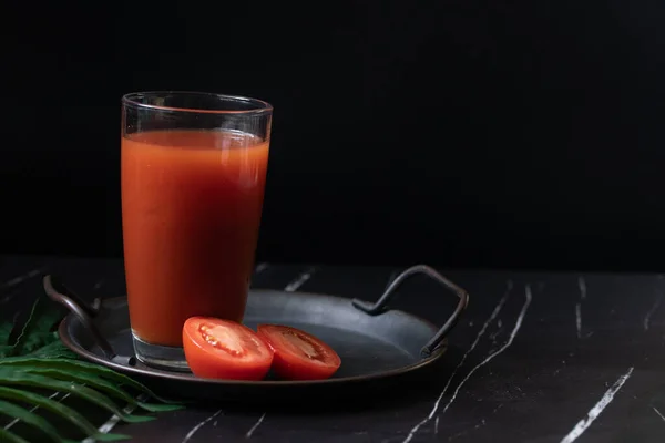 Roter Cocktail Mit Tomatensaft Klaren Glas Dunkles Farbbild — Stockfoto