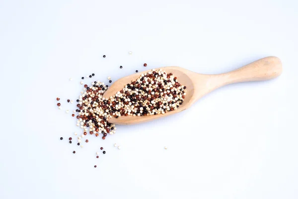 Quinoa Rood Wit Bruin Quinoa Een Witte Achtergrond Bovenaanzicht Gratis — Stockfoto