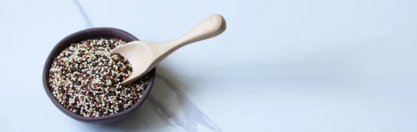 Tricolor Quinoa Primeur Bruine Keramische Schaal Kopieerruimte — Stockfoto