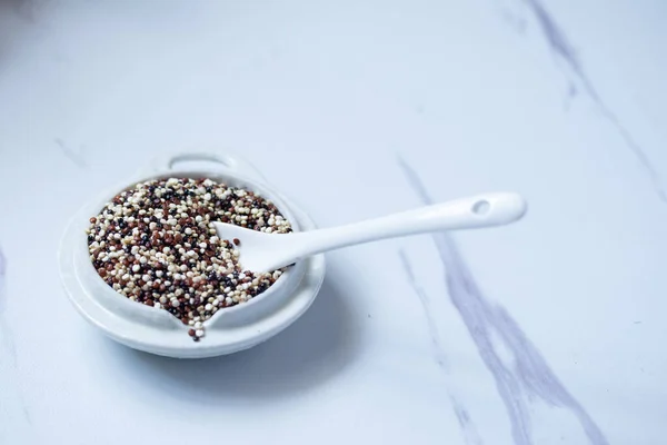 Driekleurige Quinoa Schep Witte Keramische Schaal — Stockfoto