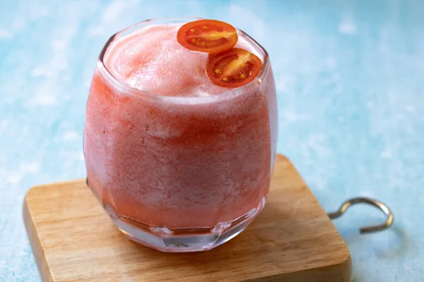 透明感のあるガラスに甘いシロップをブレンドしたトマトジュース — ストック写真