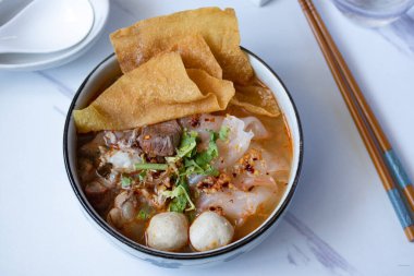 Domuz etli ve köfteli büyük, düz erişteler.