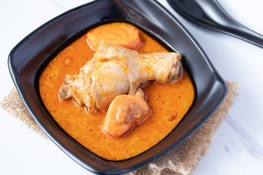 Siyah bardakta tavuk Mussaman köri.