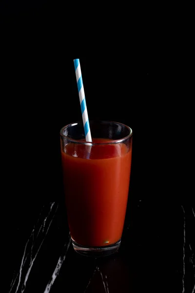 Cóctel Rojo Con Jugo Tomate Vaso Transparente Imagen Tono Oscuro — Foto de Stock