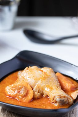 Siyah bardakta tavuk Mussaman köri.