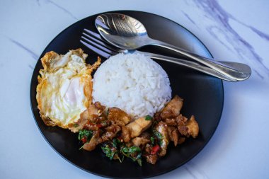 Kutsal Basil Pilavı, kızarmış domuz eti ve yağda kızarmış yumurta.