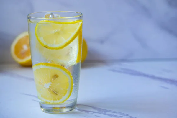 Склянка Наповнена Водою Скибочками Лимона Кубиками Льоду — стокове фото