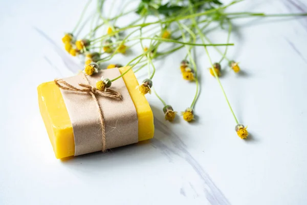 Přírodní Květiny Žluté Mýdlo Mramoru Pozadí — Stock fotografie