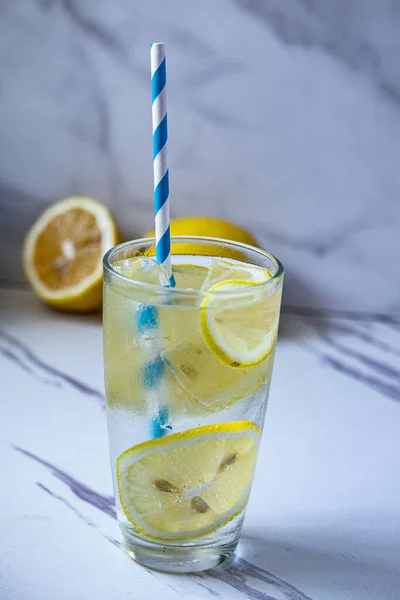 Склянка Наповнена Водою Скибочками Лимона Кубиками Льоду — стокове фото