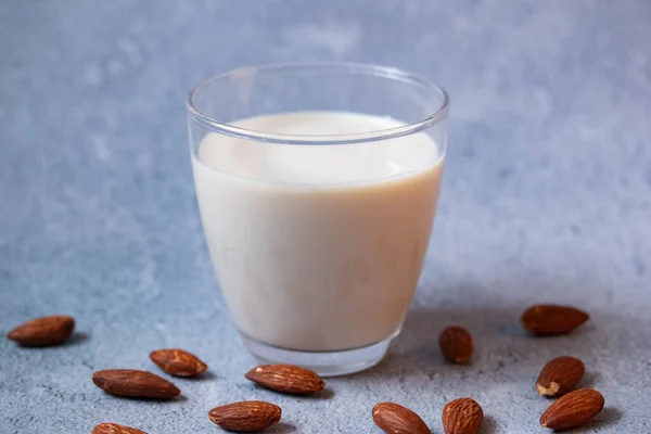 Lait Amande Dans Verre Transparent Sur Fond Gris — Photo