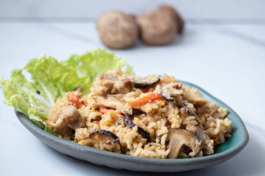 Shiitake Mantarlı Kızarmış Pirinç ve Domuz ve Yumurta