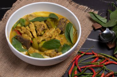 Siyah arka planda yeşil körili tavuk