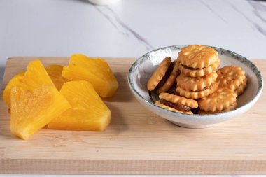 Tahtaya ananas ve ananasla doldurulmuş kurabiyeler.