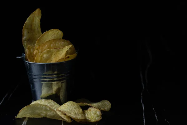 Хрустящие Картофельные Чипсы Ведре Черном Фоне — стоковое фото