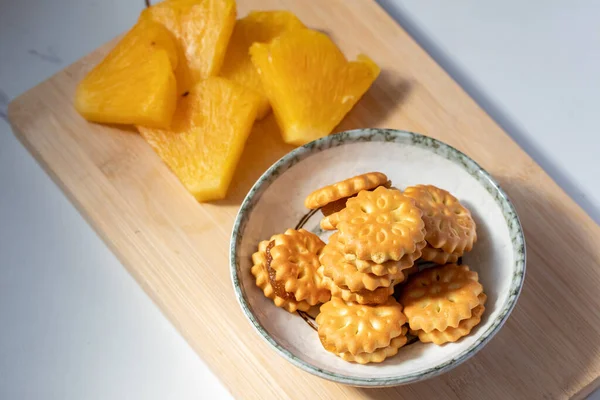 木の板にパイナップルとパイナップルを詰めクッキー — ストック写真