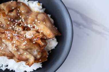 Japon teriyaki sosunda kızarmış domuz eti.