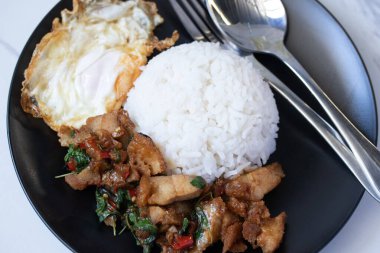 Kutsal Basil Pilavı, kızarmış domuz eti ve yağda kızarmış yumurta.