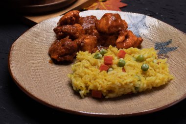 Tavuk Tikka Masala ve zerdeçal pirinç Hint mutfağı