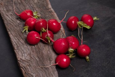 Ahşap zeminde turp kırmızısı. Koyu ton.