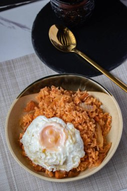 Ev yapımı Kimchi Kızarmış pilav ve kızarmış yumurta.
