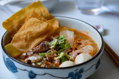 Domuz etli ve köfteli büyük, düz erişteler.