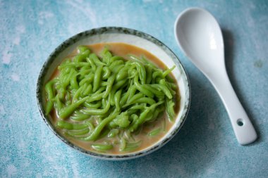 Lod Chong Yemek Tarifi Pandan Hindistan cevizi sütlü Tayland Tatlısı ile ayrıldı