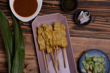 Ahşap zemin üzerinde Peanut soslu domuz eti. Üst görünüm, düz yatış.