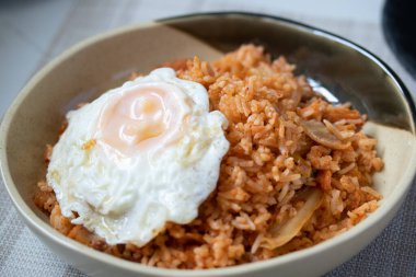 Ev yapımı Kimchi Kızarmış pilav ve kızarmış yumurta.