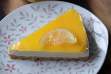 Gri mermer arka planda üçgen limonlu cheesecake