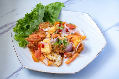 Baharatlı salata, kızarmış yumurta, Tayland baharatlı yemek, Tayland yemeği.