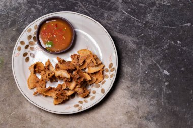 Balık soslu ve baharatlı dilimlenmiş domuz eti.