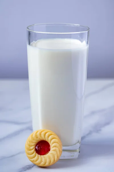 Свежее Молоко Прозрачном Стакане Клубничное Печенье Белом Фоне — стоковое фото