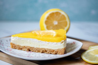 Gri mermer arka planda üçgen limonlu cheesecake