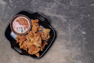 Balık soslu ve baharatlı dilimlenmiş domuz eti.