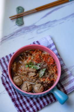 Ağır ateşte pişmiş sığır eti, Tom Yum sığır eti parçaları, Tayland yemeği.