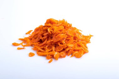 Beyaz arka planda tahta bir fincanda kurutulmuş karides..