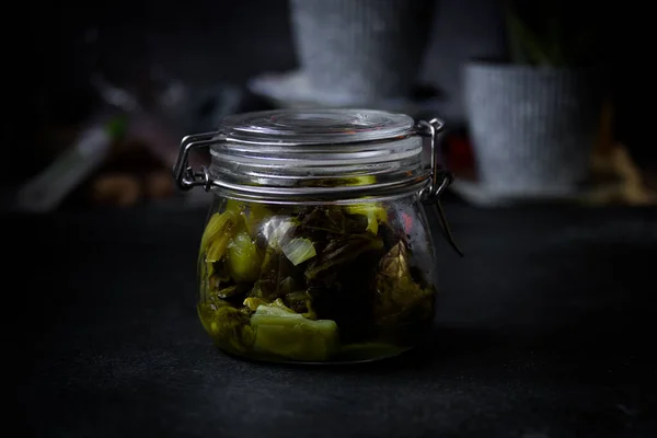 Lechuga Vinagre Frasco Vidrio Sobre Fondo Oscuro — Foto de Stock