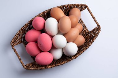 Korunmuş yumurta ve tuzlu yumurta hasır bir sepette birleştirilir..