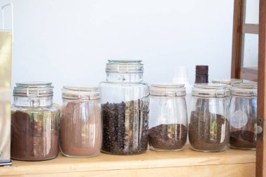 Çay için cam kavanoz, kahve, bir kafede kakao tozu.