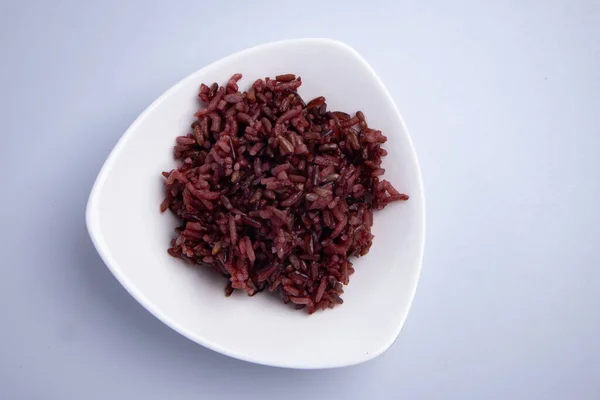 Riz Cuit Vapeur Riceberry Dans Une Tasse Céramique Blanche Sur — Photo