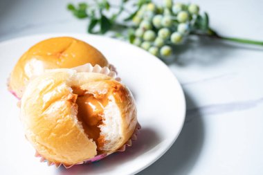 Beyaz arka planda sütlü çay dolu ekmek.