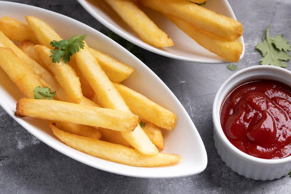 Pommes Frites Med Ketchup Vit Keramik Kopp Grå Bakgrund — Stockfoto