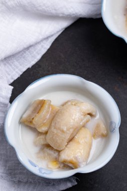 Hindistan cevizi sütünde muz, Tayland Tatlısı (Kluay Buat Chi) siyah arkaplan üzerine