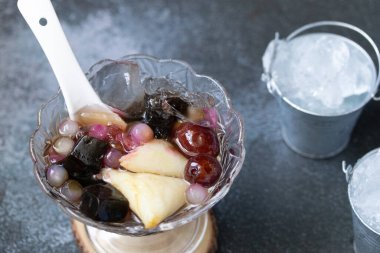 Sago, yaz için şurupta ot jölesi, buzla ye, Tayland tatlısıyla ye.