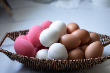Korunmuş yumurta ve tuzlu yumurta hasır bir sepette birleştirilir..