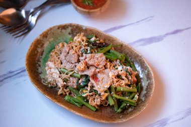 Kurutulmuş sukiyaki - Kızarmış vermicelli ve sebzeli ve marine edilmiş domuz eti.